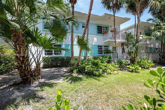 view of yard featuring a balcony