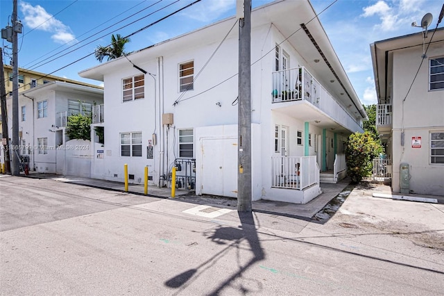 view of front of property featuring a balcony