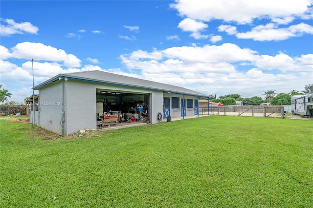 view of yard with an outbuilding