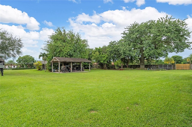 view of yard with an outbuilding