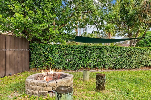 view of yard featuring a fire pit