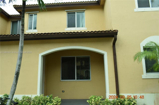 entrance to property with stucco siding