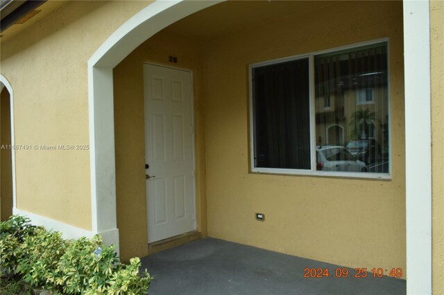 view of exterior entry featuring stucco siding