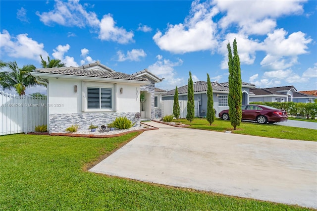 view of front of home featuring a front lawn