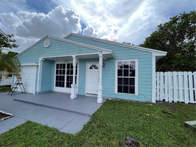 view of front of home featuring a front lawn and a garage