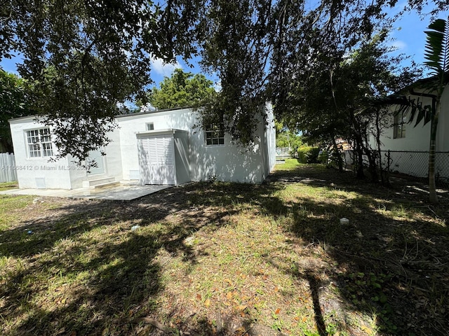 view of yard featuring a patio