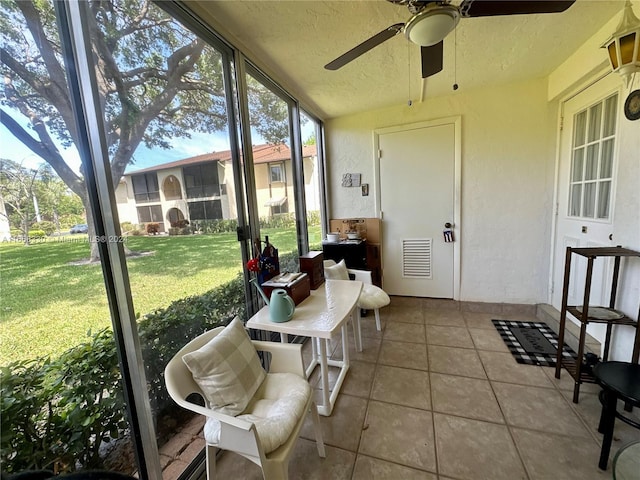 sunroom with ceiling fan