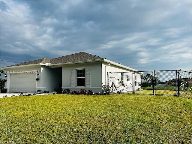 view of front of home featuring a front yard and a garage