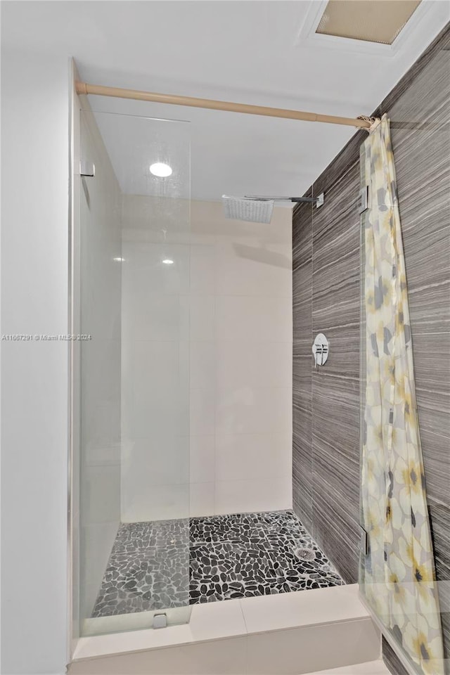 bathroom with curtained shower