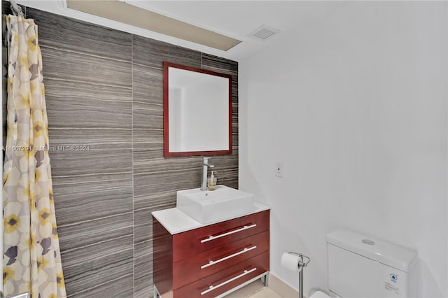 bathroom featuring a shower with shower curtain, vanity, and toilet