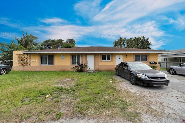 ranch-style home featuring a front lawn