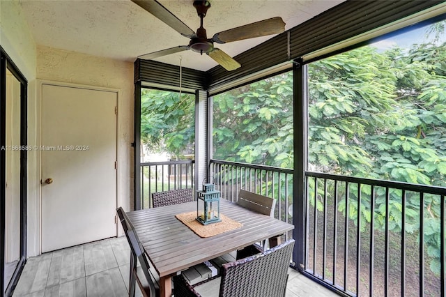 sunroom with ceiling fan