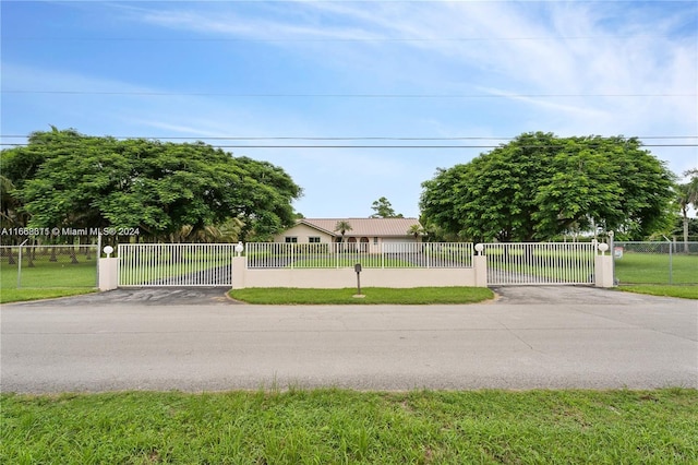 view of front of home featuring a front yard