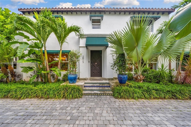 entrance to property with stucco siding