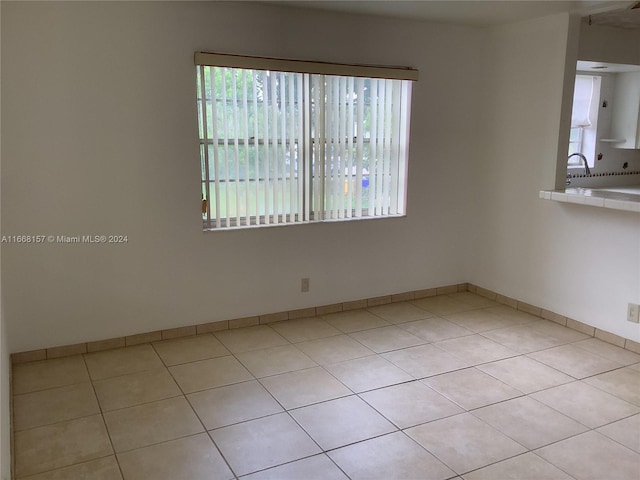 empty room featuring light tile patterned flooring