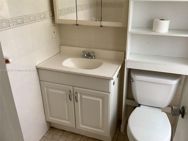 60 Windsor C Unit 60, West Palm Beach, FL 33417 - bathroom with tile walls, toilet, and vanity