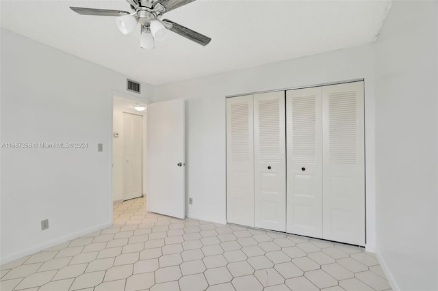 unfurnished bedroom featuring ceiling fan and a closet