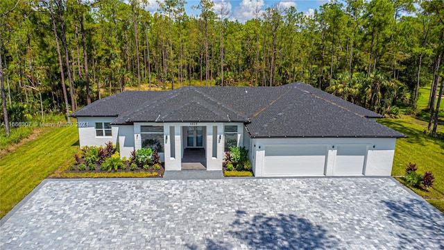 view of front facade featuring a front yard and a garage