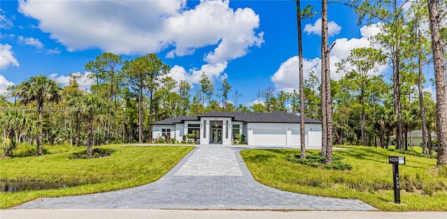 view of front facade featuring a front yard and a garage