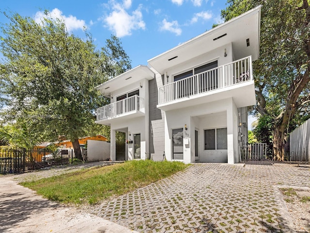 view of front of home featuring a balcony