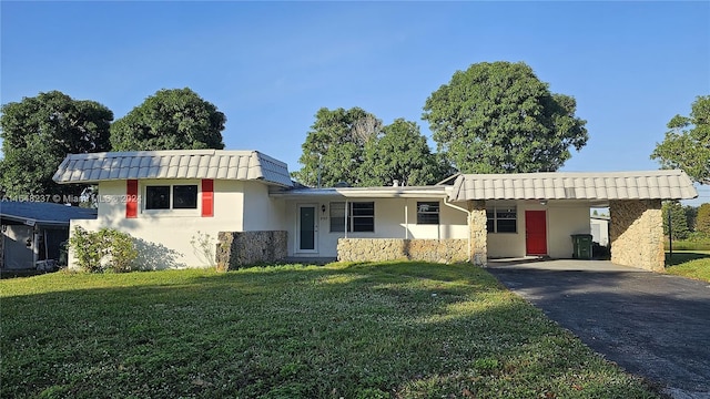 view of front of house with a carport and a front yard