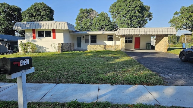 view of front of house featuring a front yard and a carport