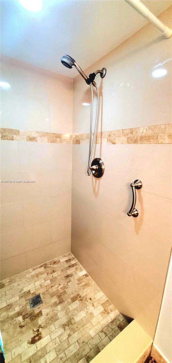 bathroom featuring tiled shower