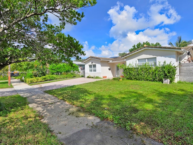 view of front facade featuring a front lawn