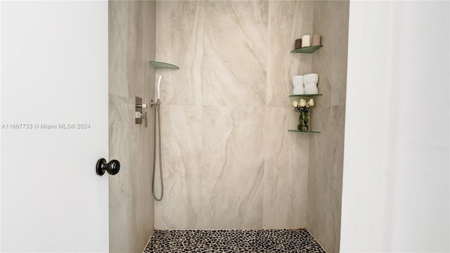 bathroom featuring a tile shower