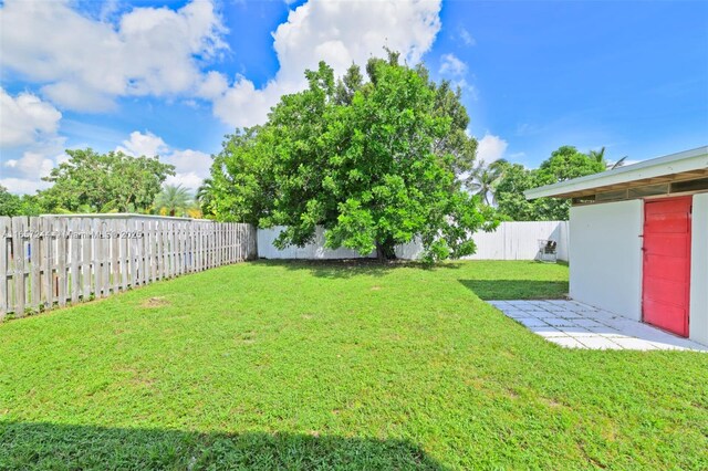 view of yard with a storage unit