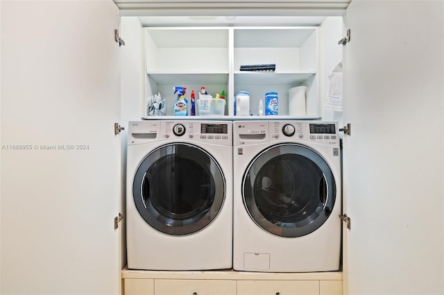 washroom featuring laundry area and independent washer and dryer