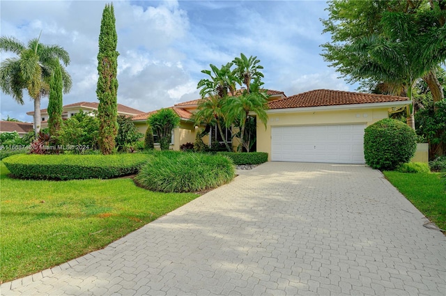 view of front of house featuring a garage and a front yard