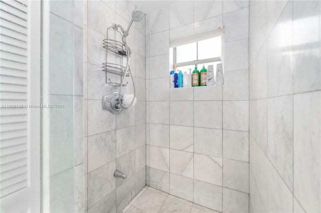 bathroom featuring tiled shower