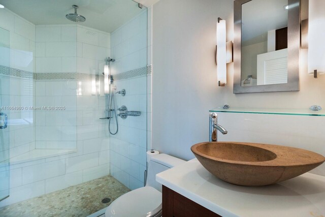 full bathroom with tiled shower / bath combo, vanity, and toilet