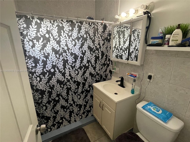 bathroom with tile walls, tasteful backsplash, vanity, a shower with shower curtain, and toilet