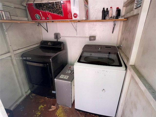 laundry room with washer and clothes dryer