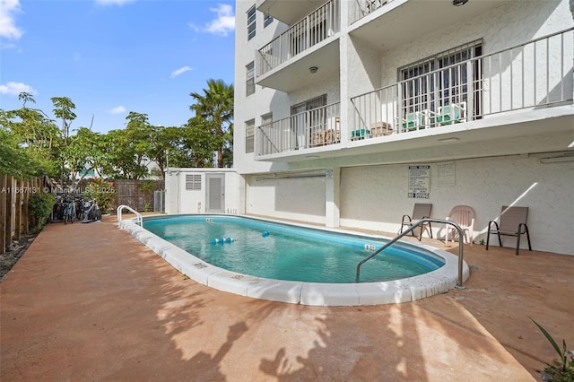 view of swimming pool featuring a patio