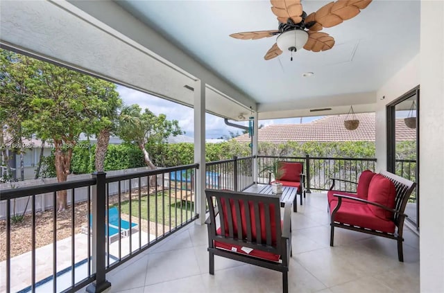 sunroom with ceiling fan