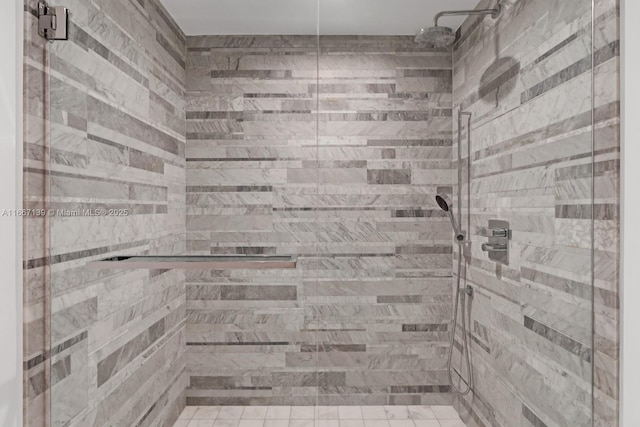 bathroom featuring a tile shower