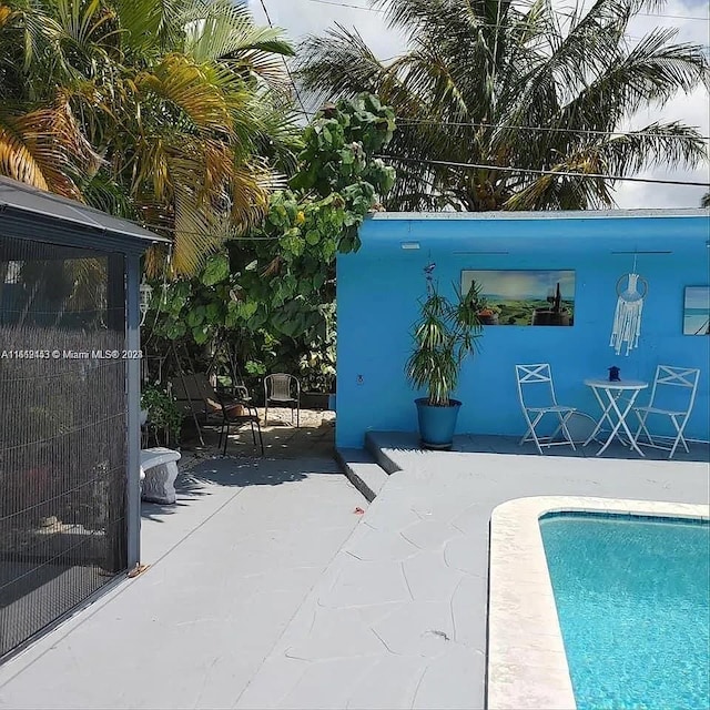 view of swimming pool featuring a patio