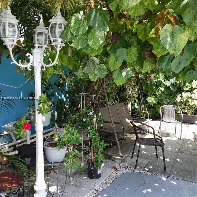 441 E 37th St, Hialeah, FL 33013 - view of patio / terrace