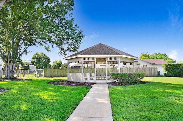 view of front of house featuring a front lawn