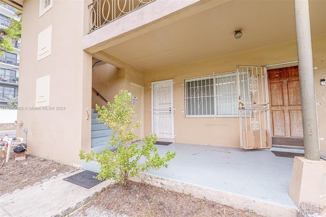 property entrance featuring a balcony