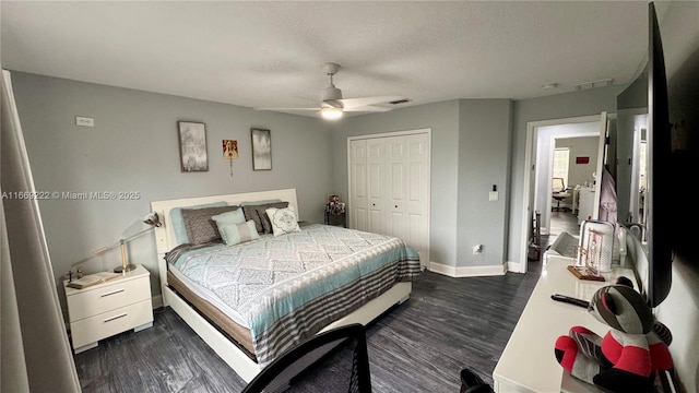 bedroom featuring a textured ceiling, dark hardwood / wood-style flooring, a closet, and ceiling fan