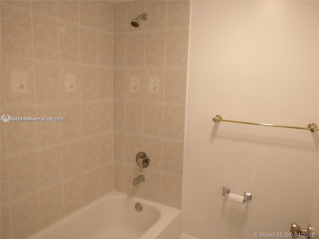 bathroom featuring tiled shower / bath combo