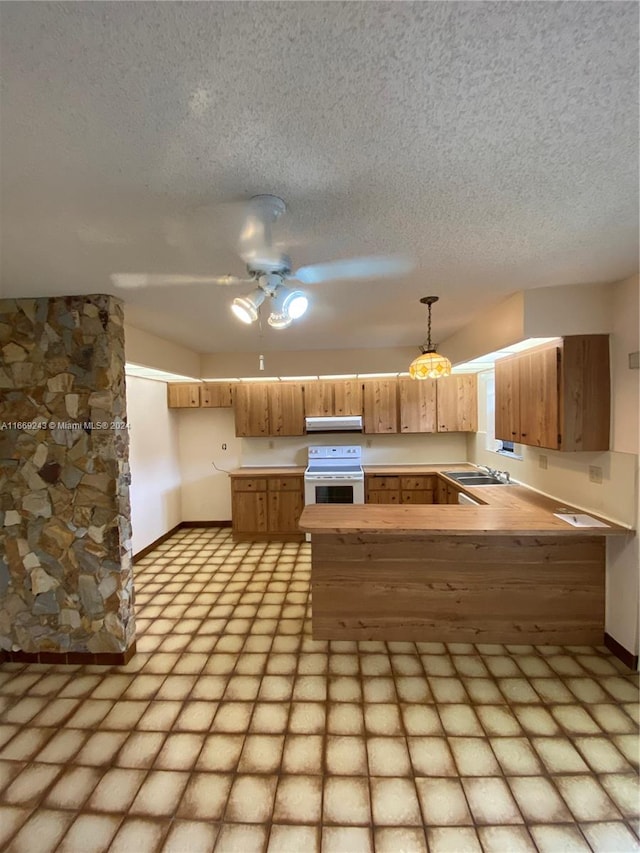 kitchen with ceiling fan, hanging light fixtures, kitchen peninsula, exhaust hood, and white electric range