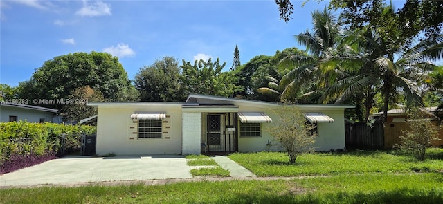 view of front of property with a front yard