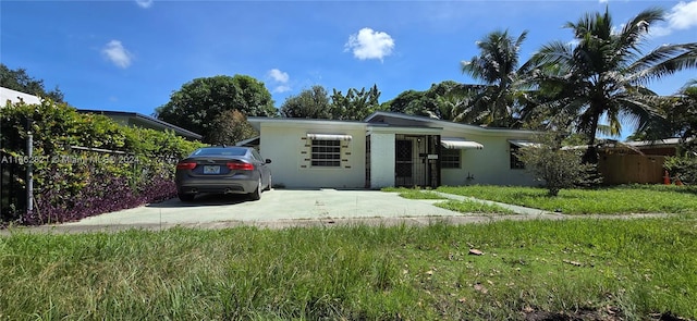 view of front of house with a front lawn