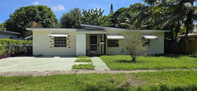 view of front facade featuring a front yard