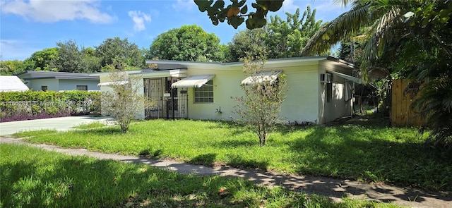 view of front facade featuring a front lawn